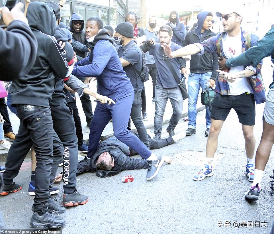 英国抗议人群与警方爆发冲突,英国白人右翼和反种族主义