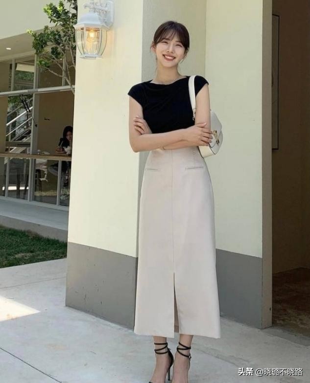 今年流行的t恤裤子搭配2021夏天,今年流行的宽松t恤搭配女