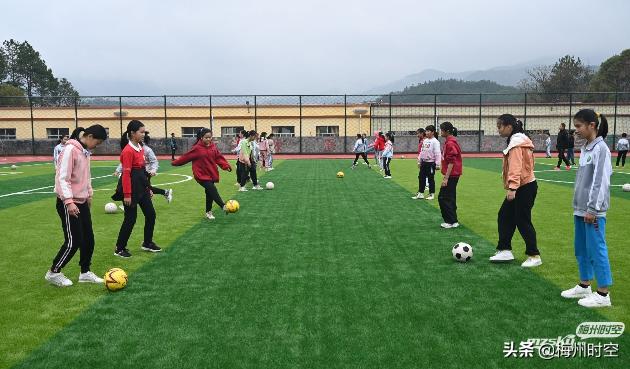 梅州人造草坪足球场建设,梅州建专业足球场