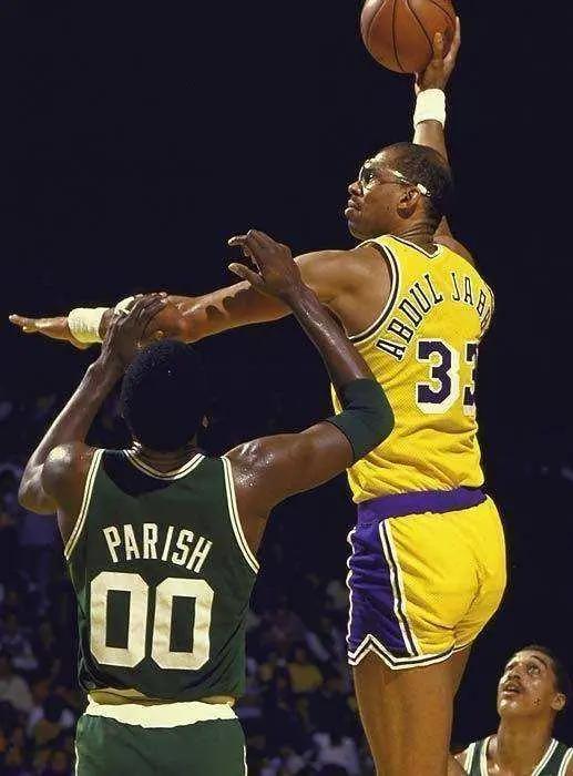 nba球员篮球装备,nba球员穿的球服一般多少钱