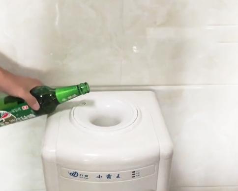 饮水机水出来很脏怎么办,直饮饮水机里的水很脏
