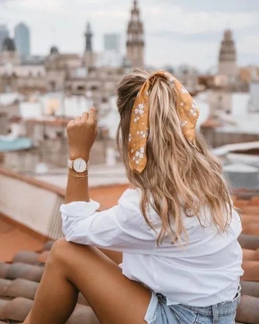 丝巾有什么时髦的使用方法,夏天系丝巾怎样发朋友圈