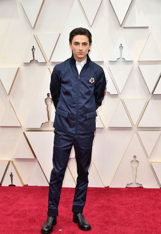 24岁甜茶表情包来袭，穿深蓝色套装，笑容又软又甜