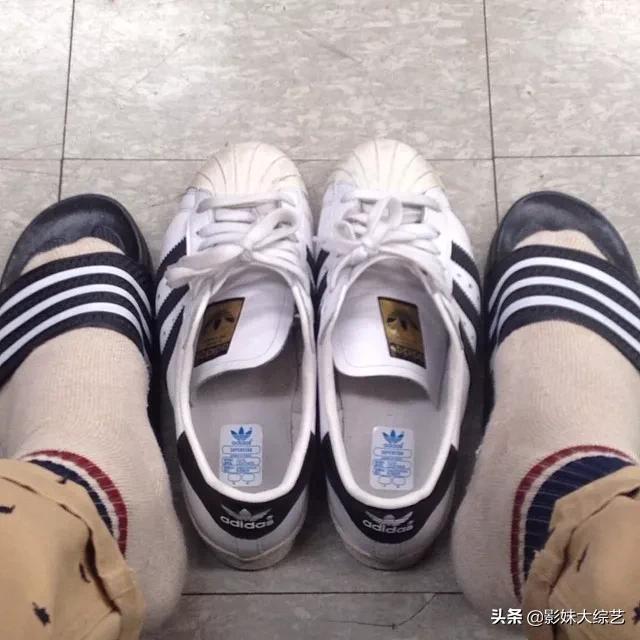 韩国人喜欢穿三线拖鞋吗,韩国人衣服为什么有三条杠