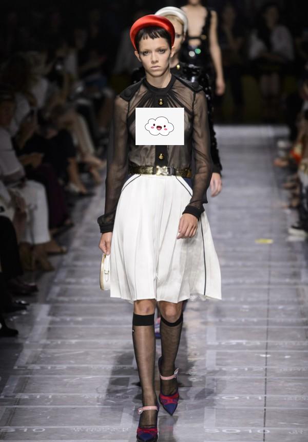 今年流行的袜子穿法长筒袜,最近很火长筒袜