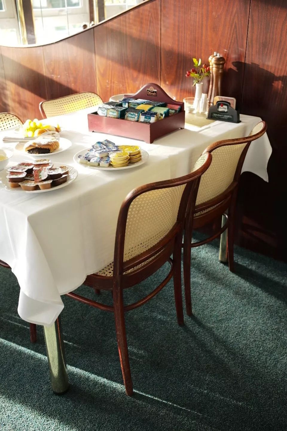 探访TON工厂看经典椅子背后的故事|疯狂24h我们去捷克干了啥？