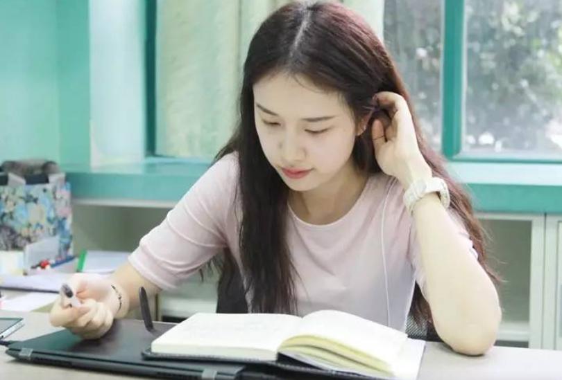 各科老师出奇招，数学老师12个数字画孙悟空，英语老师不示弱