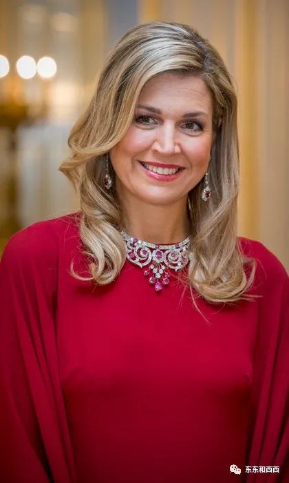 盘点英国女王戴过的王冠,英国女王和凯特戴同样的珠宝