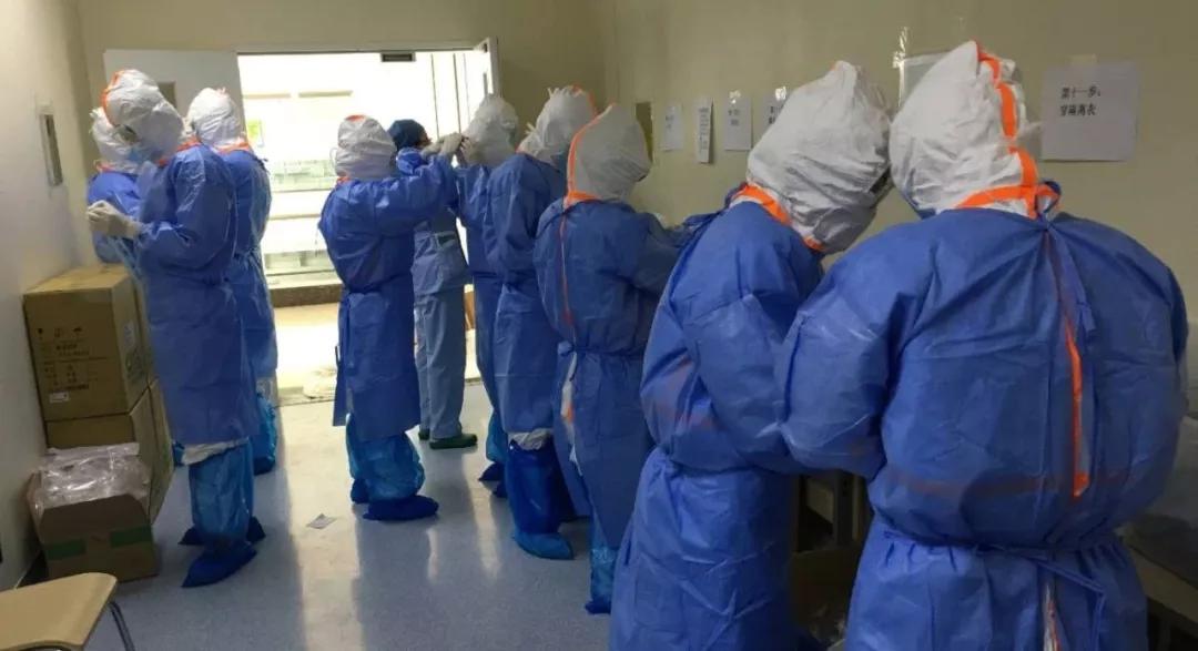 支援医疗队到武汉第一天进入病房,来自基层防疫一线工作者