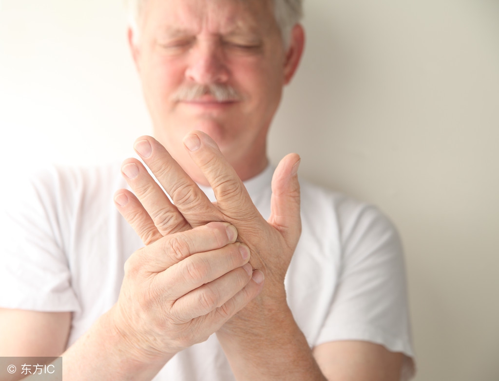 左肩膀痛如何区别肩周炎或颈椎病,肩膀疼不是肩周炎肯定是癌症吗