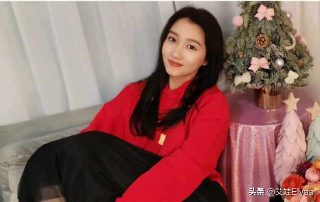 关晓彤沉迷时尚造型,关晓彤一袭酷感十足装扮现身机场