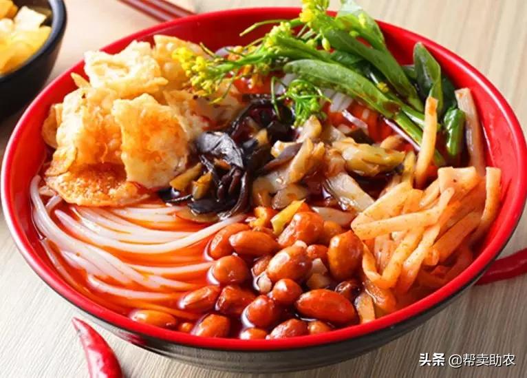 去柳州嗦一碗柳州螺蛳粉,正宗柳州特色美食螺蛳粉酸辣鲜香