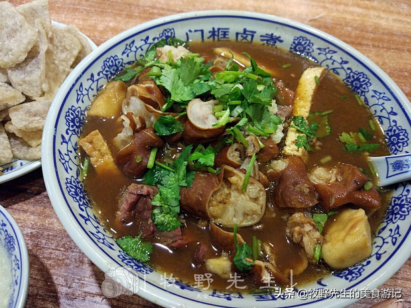 卤煮火烧地道的北京风味小吃,北京卤煮火烧里的菜碟