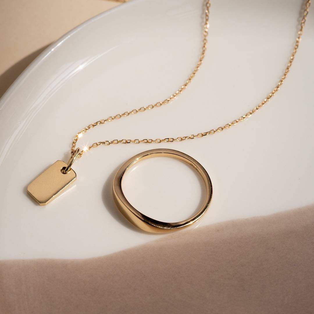 有时候质感就体现在小小的配件上，一件可以陪你穿梭日常的珠宝