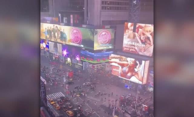 美民众草木皆兵：摩托车回火当枪声，时代广场数千人奔逃至少18伤