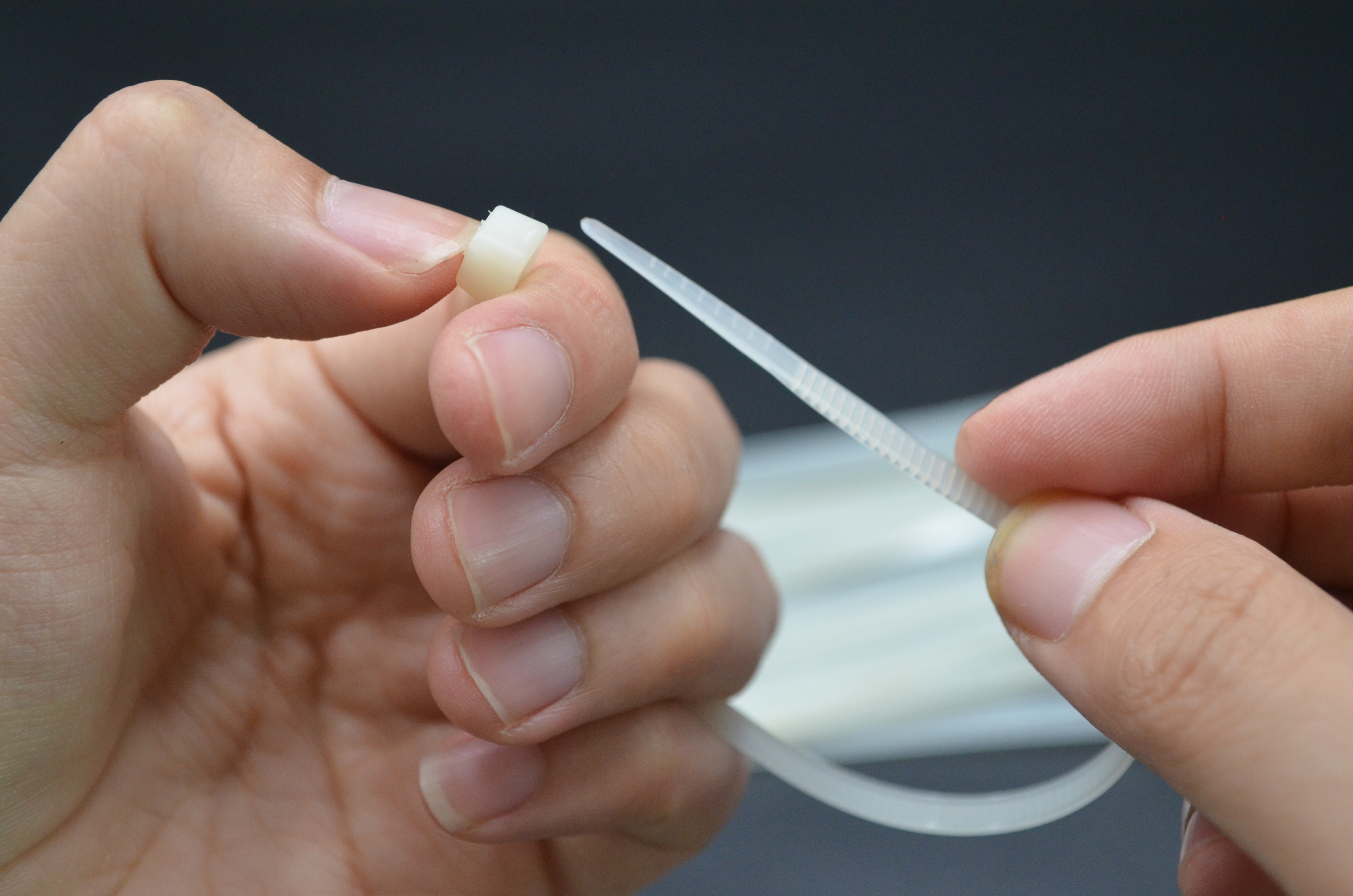 解开扎带真简单，用手碰一下这个地方，1秒就解开，看完涨知识了