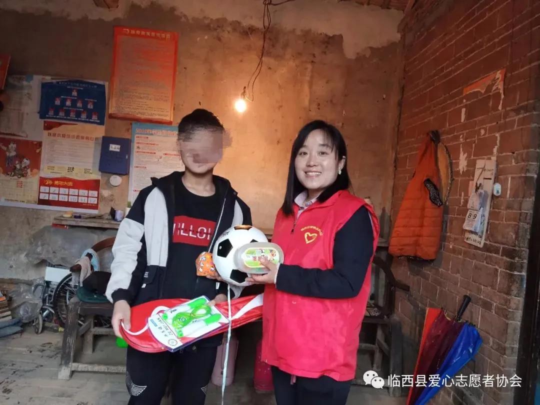 防控疫情爱心捐款新闻报道,致敬抗疫一线志愿者们