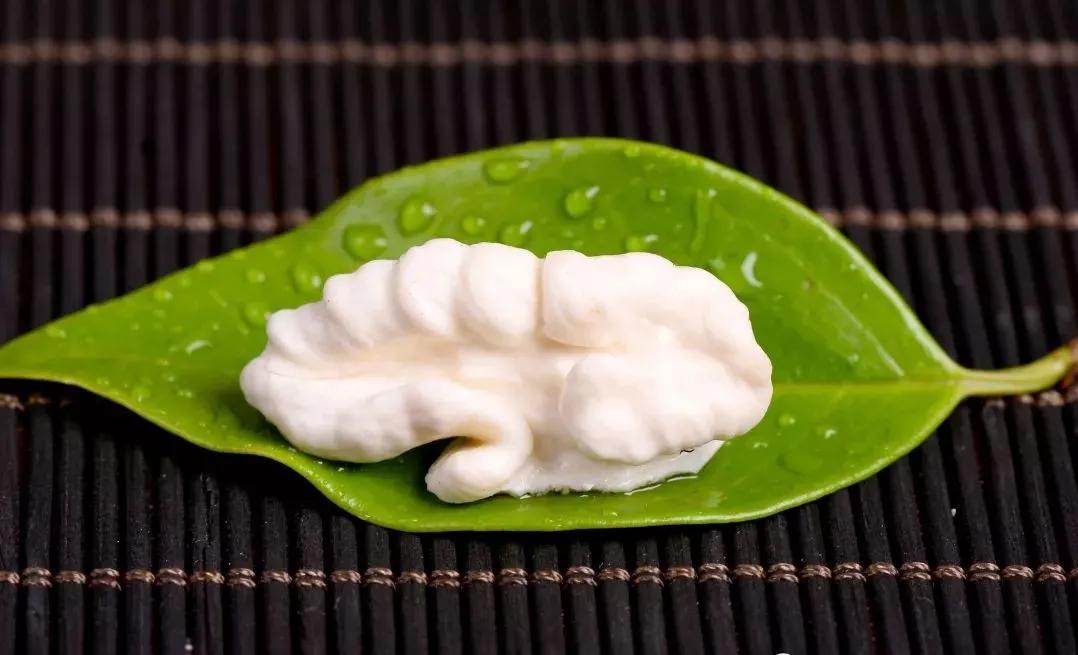 爬20米高用竹竿打下的这口“老树鲜核桃”，脆嫩鲜甜，别处买不到