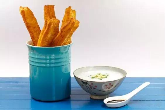 大锅炸油条的做法和配方窍门,在家自己炸油条的最简单的方法