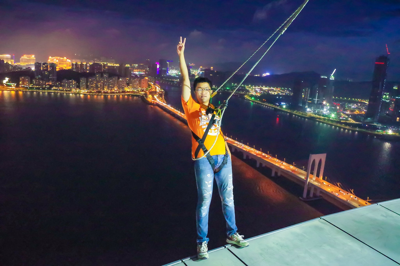 澳门塔323米世界第一蹦极跳,澳门塔蹦极runningman是高飞跳吗