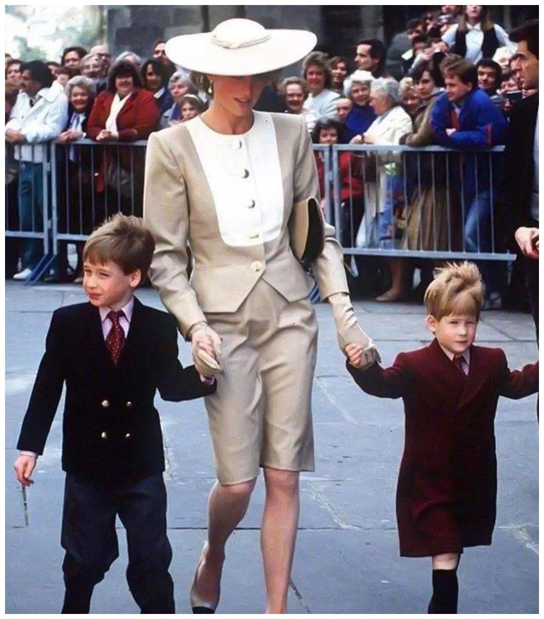 1983年戴安娜带小威廉出访澳洲，母子大出风头，查尔斯沦为背景板