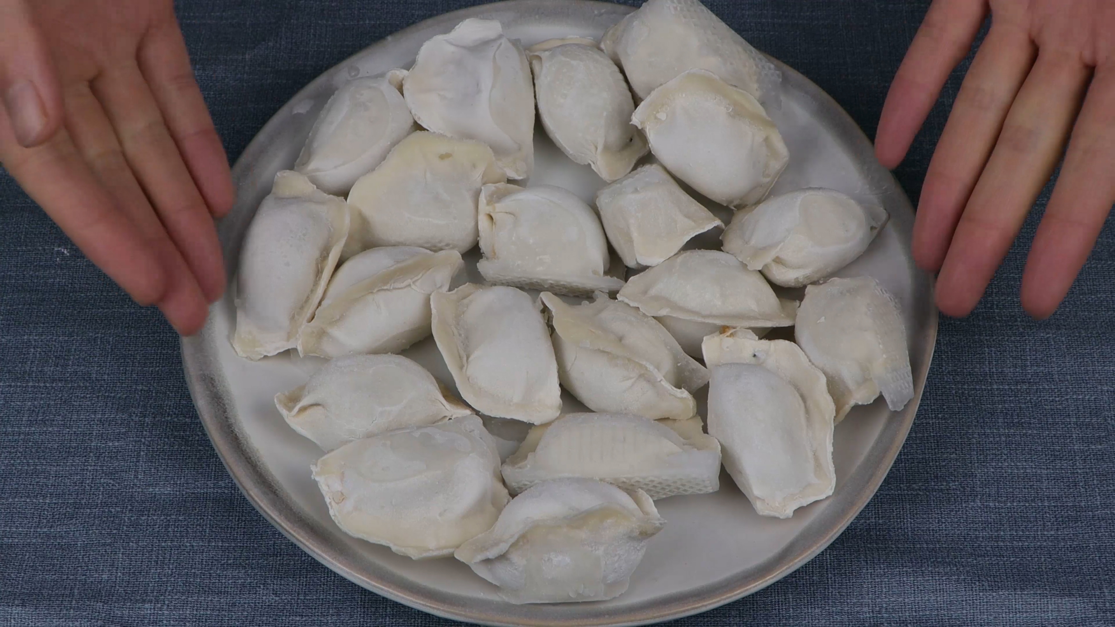 冻饺子是冷水下锅还是热水煮好呢,冻饺子是冷水下锅还是开水下锅好