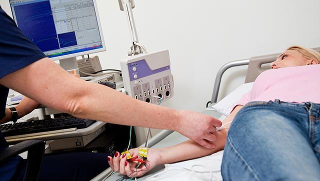 “医生，我胳膊肘伸不直了，还用不了筷子了，我是怎么了啊？”