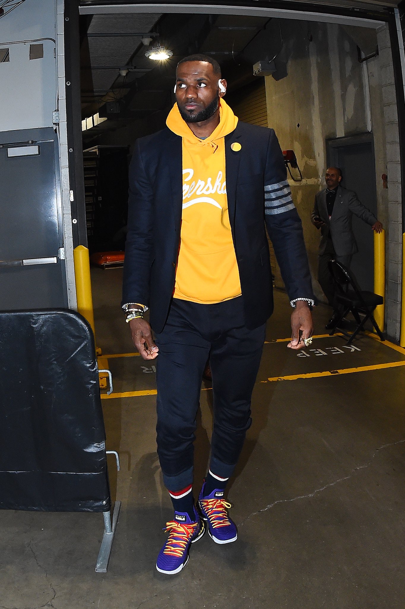 詹姆斯公开招募大牌自由球员，罗志祥女友坐在老詹身旁零距离接触