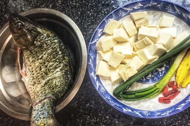 炖鱼时，最忌讳用酒和醋！老厨师透露“诀窍”，鱼肉鲜香无腥味