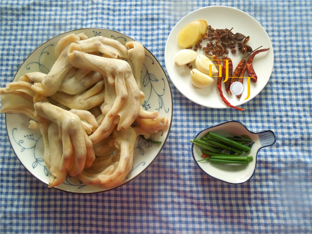 卤鸭掌当下酒菜很下饭,香辣无骨鸭掌一串