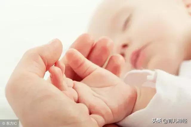 宝宝睡觉为什么总是哼哼唧唧惊醒,哼哼唧唧睡不踏实