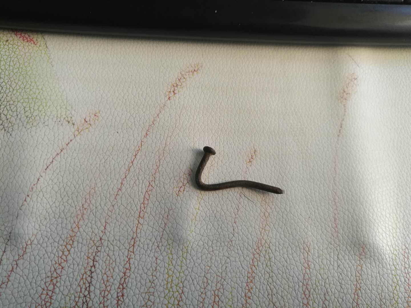 轮胎插钉子不漏气拔还是不拔,电动车轮胎扎钉子拔还是不拔