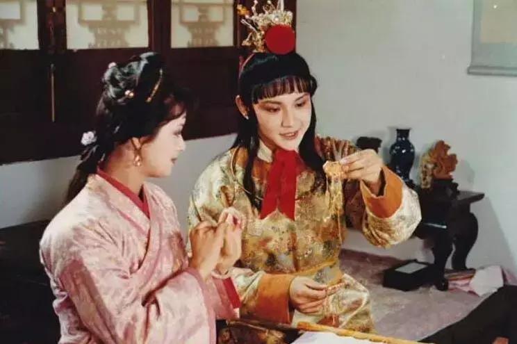 红楼梦贾宝玉为什么不喜欢薛宝钗,红楼梦中众人对贾宝玉的评价