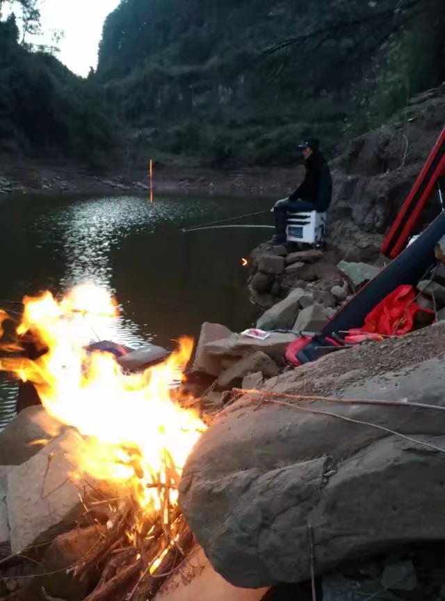 在钓台上钓鱼用钓椅好还是钓箱好,钓鱼大家用钓椅还是钓箱还是钓台