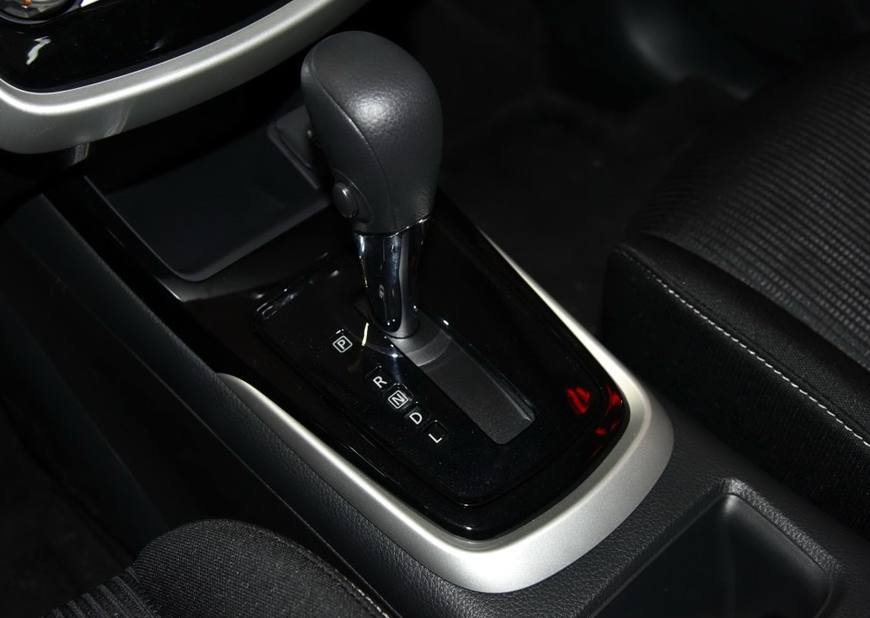 骐达tiida和飞度哪个值得入手,两厢车飞度和骐达