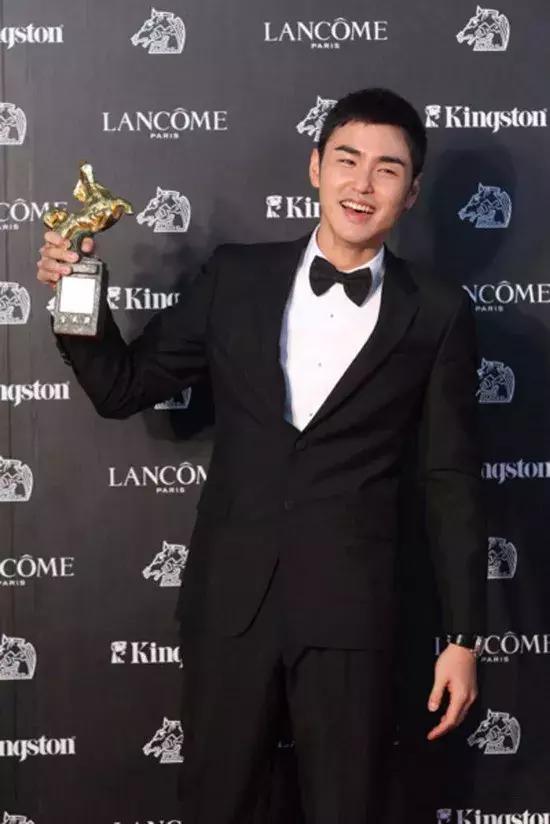 拯救发际线高额头大的发型,发际线大额头宽适合什么发型