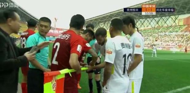 中超比赛角旗杆断裂,球员自己维修!网友:可以入选2018感动中国