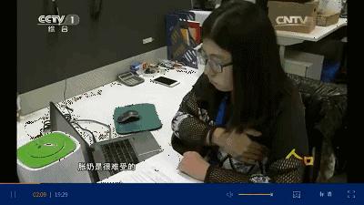 你知道躲在办公桌下挤奶有多尴尬么？没错我就是背奶妈妈！