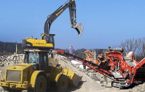 买一台小型挖掘机可以赚多少钱,买个大型挖掘机赚钱吗