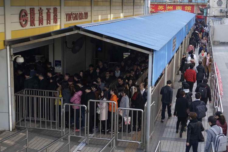 现实版贪吃蛇!地铁3号线殷高西路站早高峰大军为何排进弄堂里?