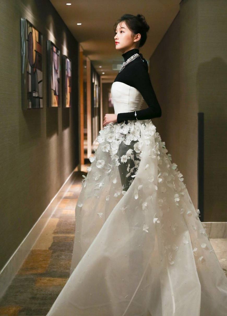 关晓彤红毯惊艳瞬间,张杰和关晓彤视频