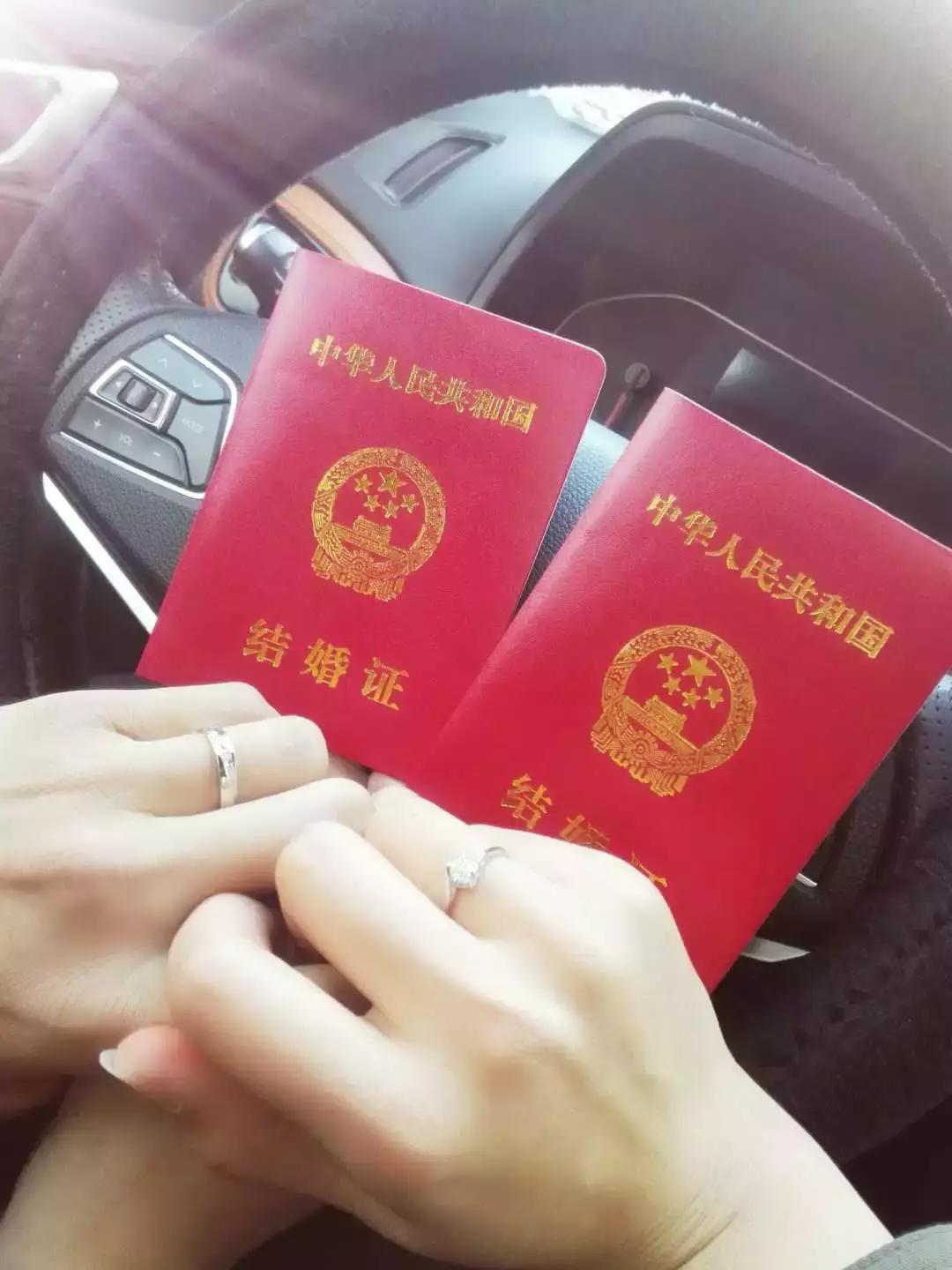 他在众目睽睽之下浪漫的单膝跪地，说“嫁给我！”