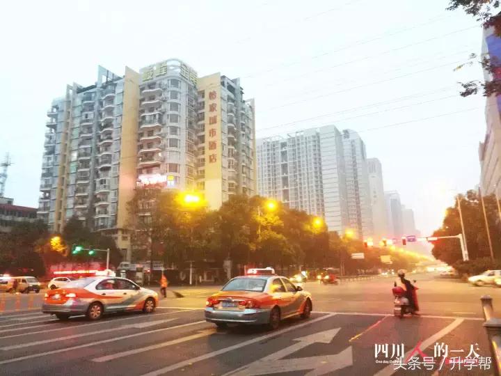 守护家园清洁的“黄玫瑰”：用扫帚唤醒城市