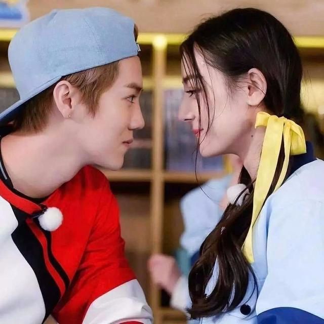 帕托足球比赛上粉丝喊迪丽热巴,球迷为帕托喊迪丽热巴