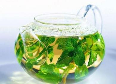 春季上火小便黄喝什么茶最好,春天喝什么茶降火祛湿气