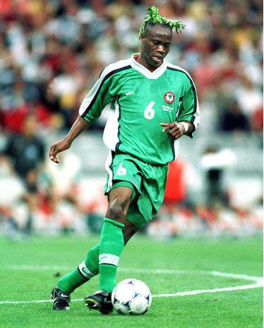 野兽足球的巅峰!一帮不知多少岁的bug,最*力暴**手段撞死西班牙!