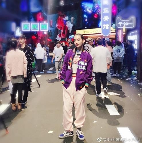 七岁小孩跳街舞很酷的感觉 (小孩喜欢跳的街舞又简单又好玩)