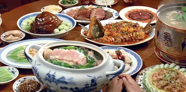 盘点电影里那些记忆深刻的“吃”场景，吞生鸡蛋、吃汤勺……