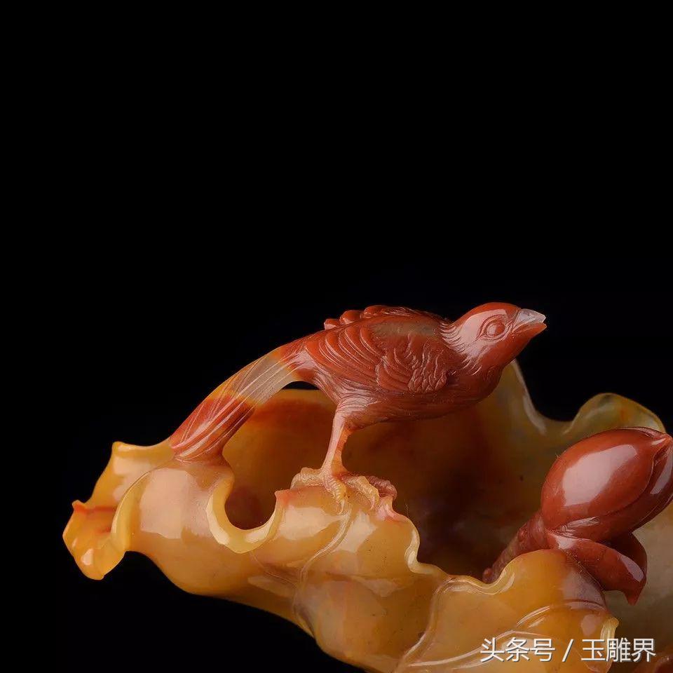 玉石巧雕造型图,月牙形玉料巧雕