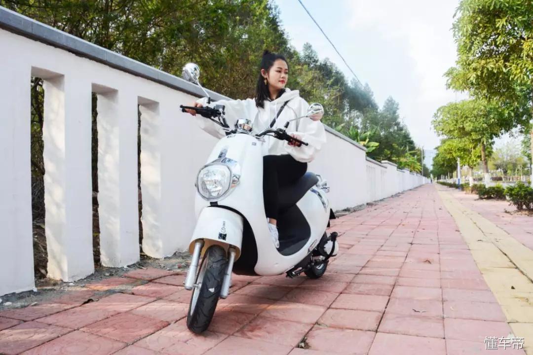 运动炫酷款电动车,三雅电动车